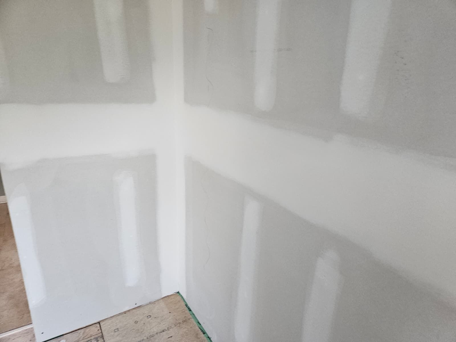Inside corner taped and mudded, ready to sand